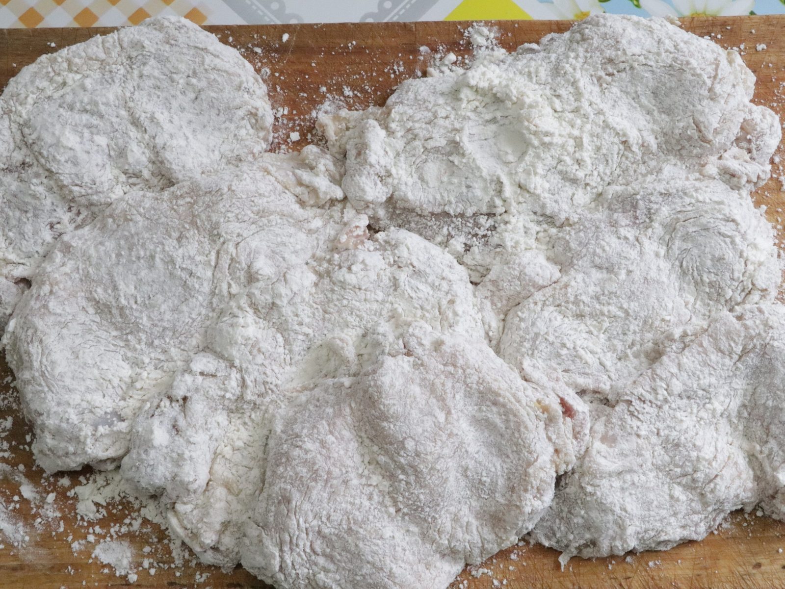 Step 3. Almost any chicken meat is suitable for this marinade. Juicy chicken in the pan