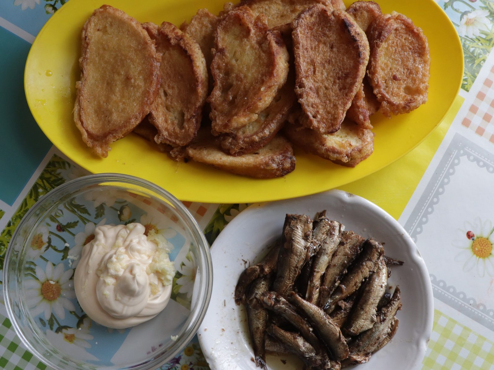 Step 3. Break 2 eggs into a deep plate, add a little salt and beat with a fork. Sprat toasts